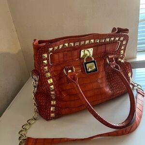 Elegant Croc-Embossed Shoulder Bag with Gold Accents